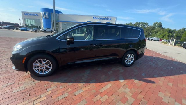 Used 2023 Chrysler Pacifica Touring-L FWD image 7