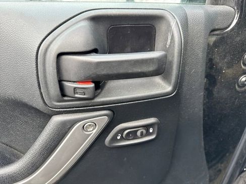 Used 2016 Jeep Wrangler Unlimited Rubicon image 16