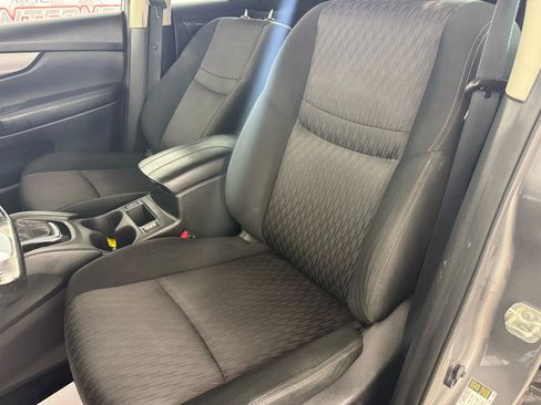 Used 2020 Nissan Rogue SV image 34