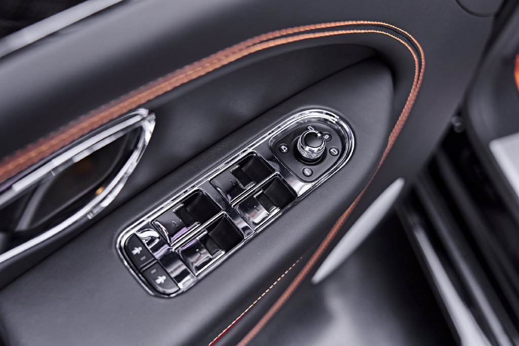 Used 2025 Bentley Bentayga AWD/4WD image 44