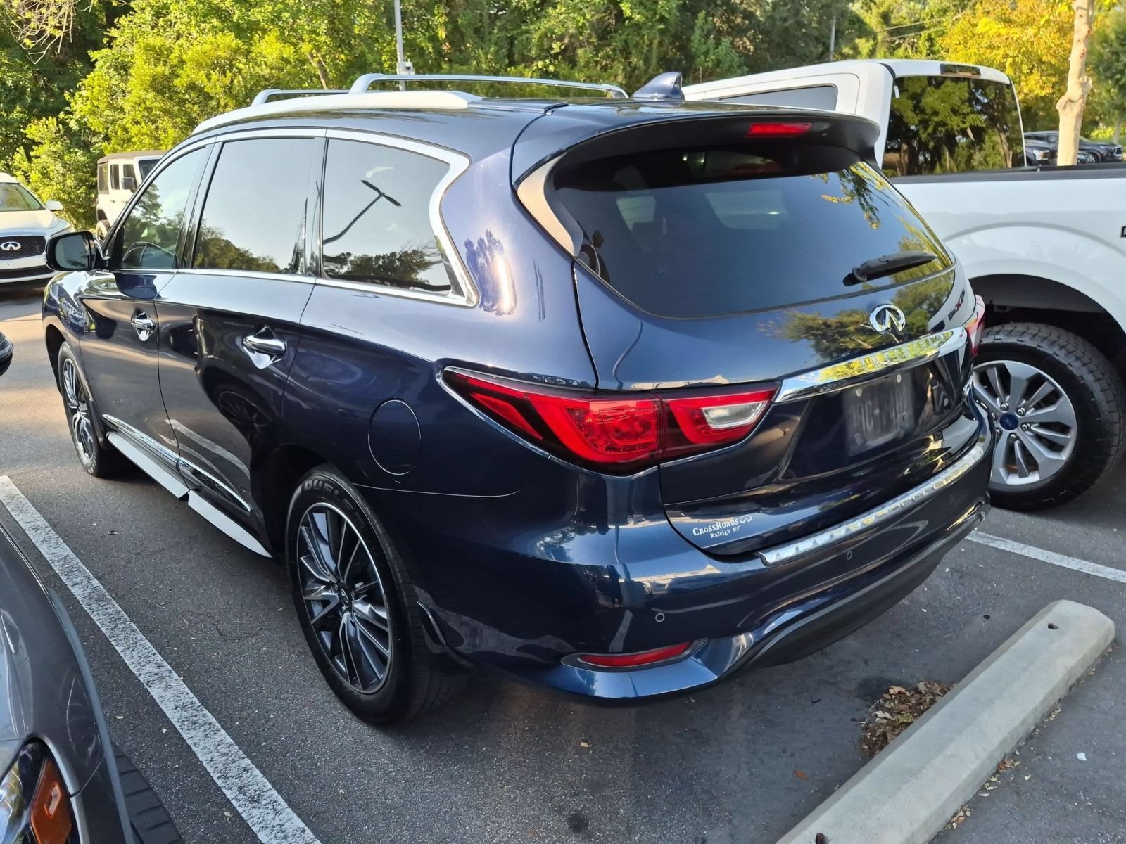 Used 2017 INFINITI QX60 Luxe w/ Deluxe Technology Package AWD/4WD image 4