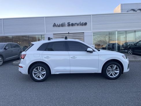 Used 2023 Audi Q5 2.0T Premium w/ Convenience Package image 3