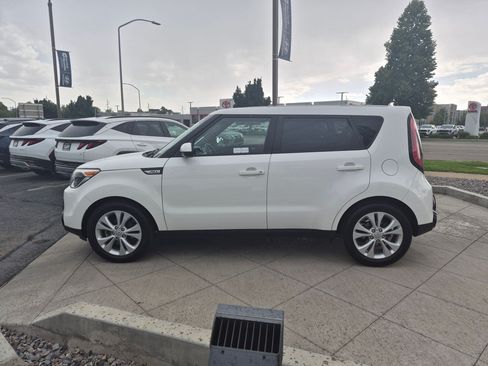 Used 2016 Kia Soul + FWD image 8