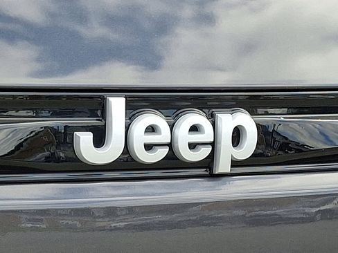 Used 2024 Jeep Grand Cherokee Laredo image 30