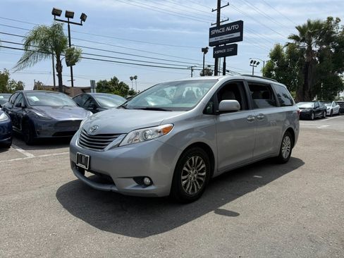 Used 2015 Toyota Sienna XLE w/ XLE Navigation Package FWD image 3
