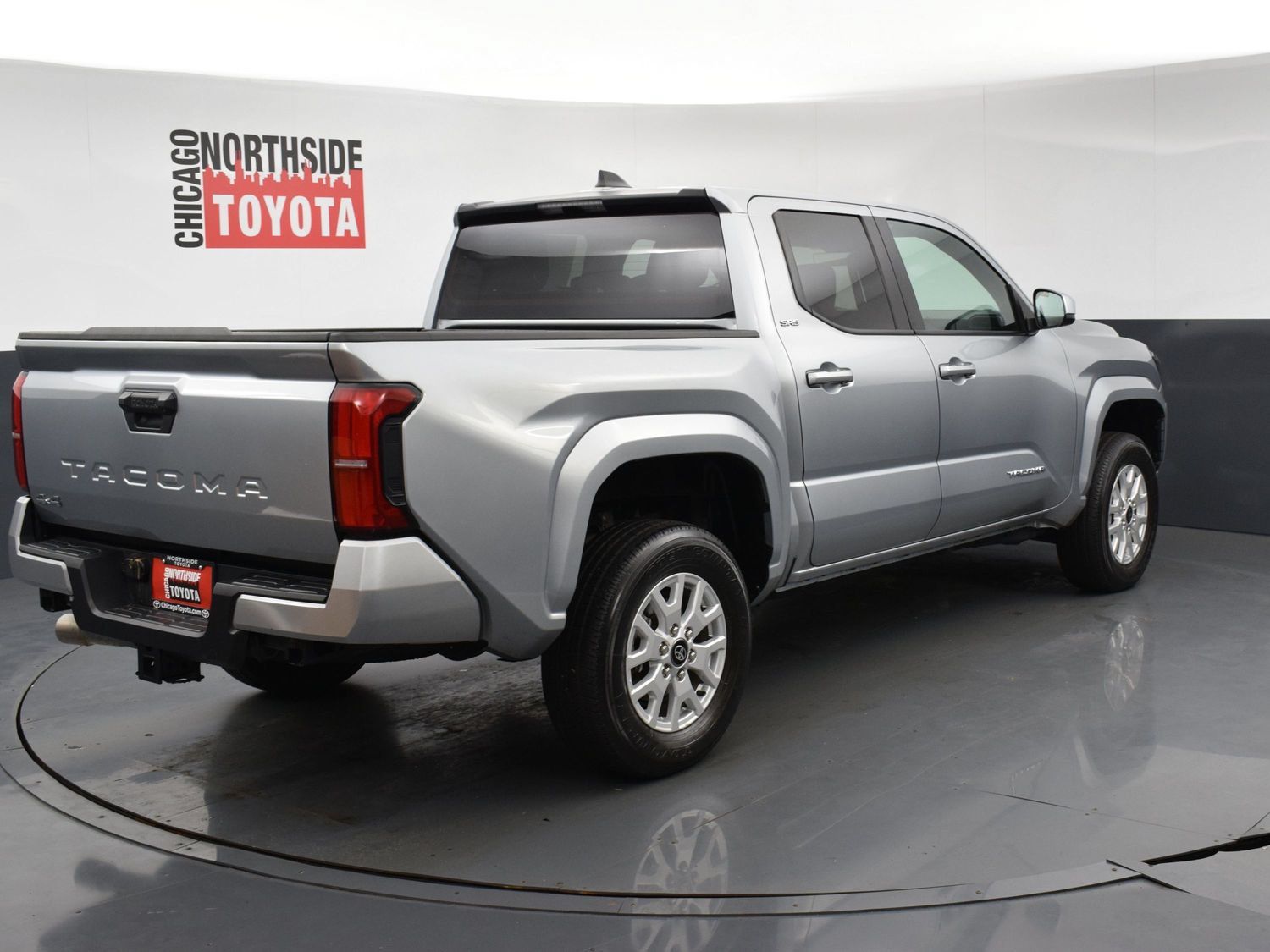 Used 2025 Toyota Tacoma SR5 AWD/4WD image 4
