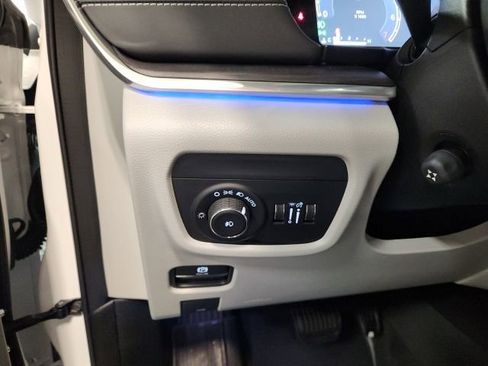 Used 2023 Jeep Grand Cherokee Overland w/ Luxury Tech Group IV image 26