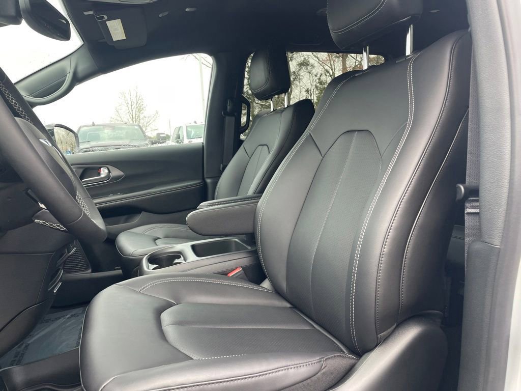 New 2026 Chrysler Pacifica Select FWD image 12