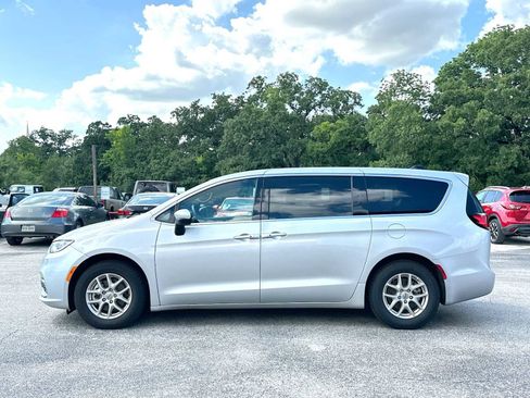 Used 2023 Chrysler Pacifica Touring FWD image 12
