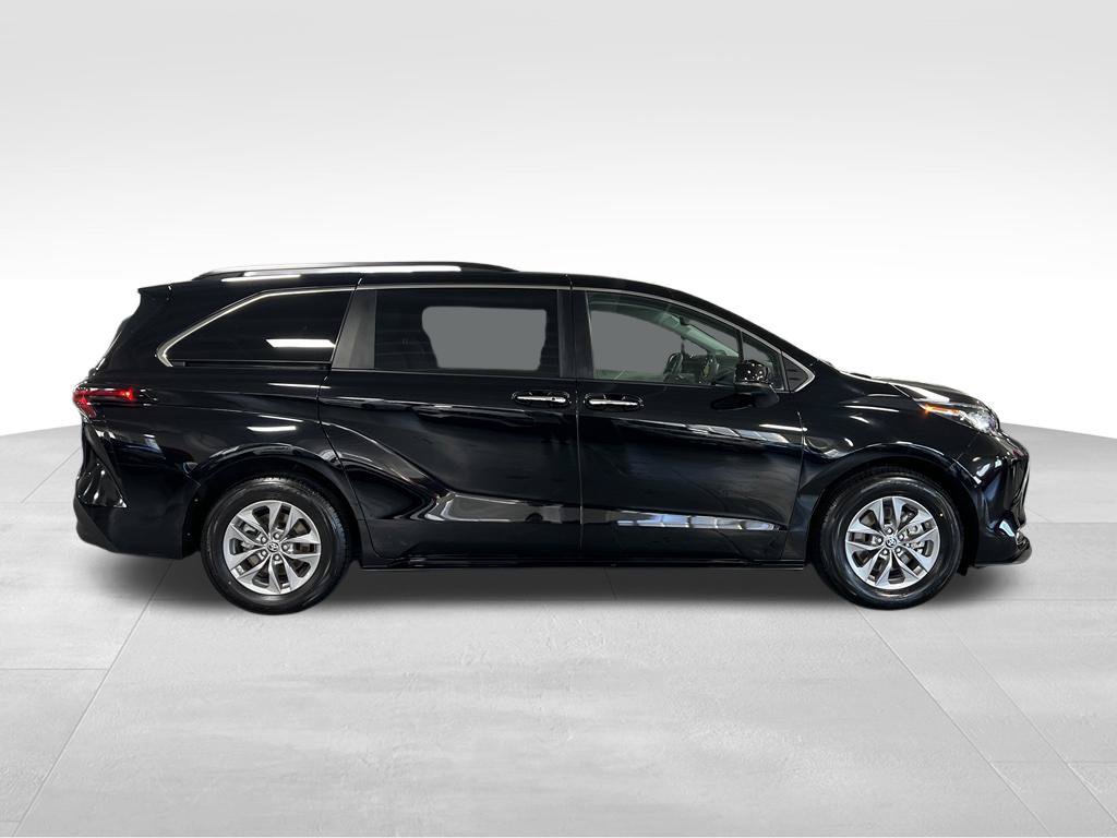 Certified 2023 Toyota Sienna XLE w/ XLE Plus Package FWD image 5