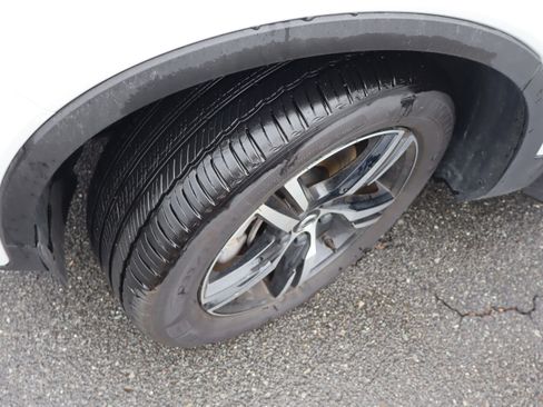 Certified 2025 Volvo XC40 B5 Core image 40