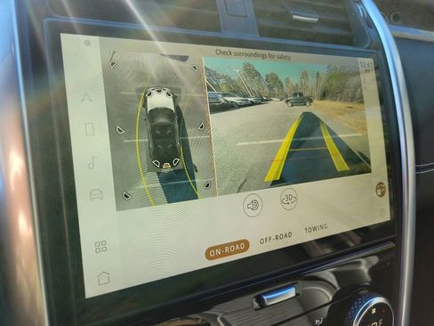 New 2024 Land Rover Discovery Metropolitan Edition image 19