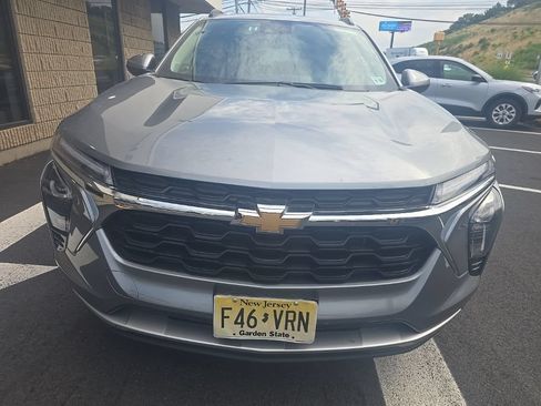 Used 2025 Chevrolet Trax LT w/ LT Convenience Package FWD image 2
