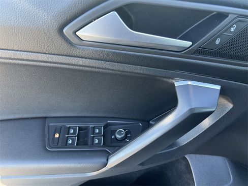 Used 2021 Volkswagen Tiguan SE image 15