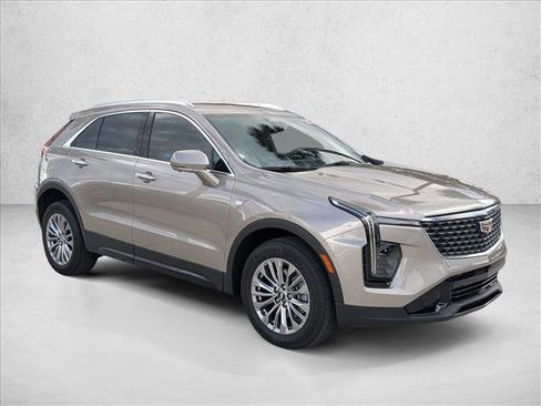 Used 2025 Cadillac XT4 Premium Luxury image 3