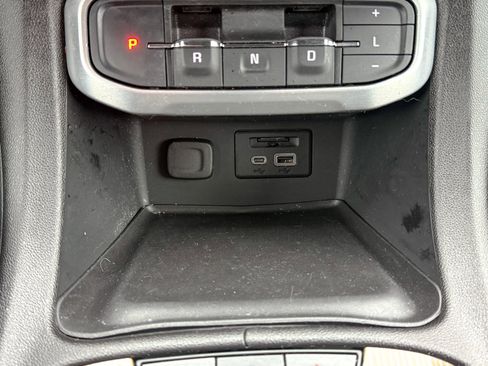 Used 2023 GMC Acadia SLE w/ Driver Convenience Package image 32