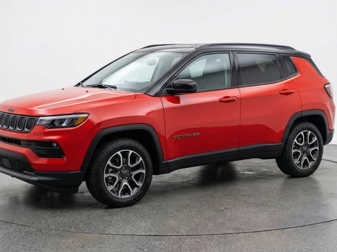 Used 2025 Jeep Compass Trailhawk image 3