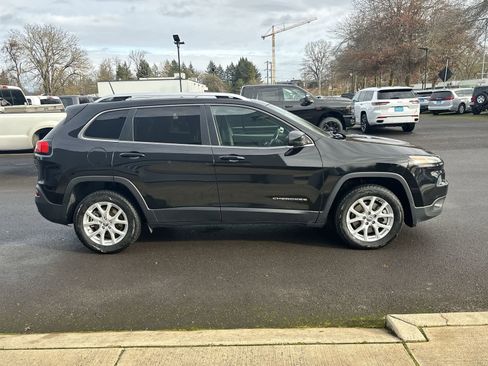 Certified 2017 Jeep Cherokee Latitude w/ Comfort/Convenience Group image 6