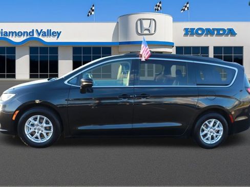 Used 2022 Chrysler Pacifica Touring-L image 8