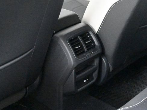 Used 2025 Volkswagen Taos SE image 18