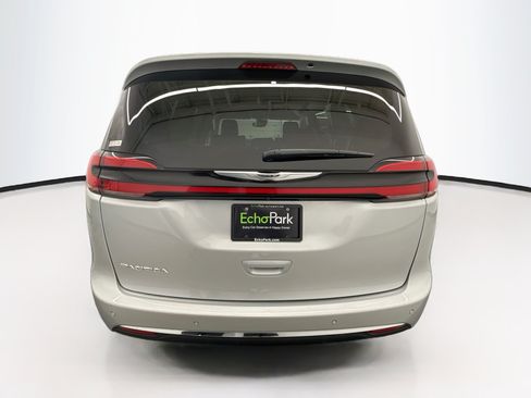 Used 2024 Chrysler Pacifica Touring-L FWD image 7