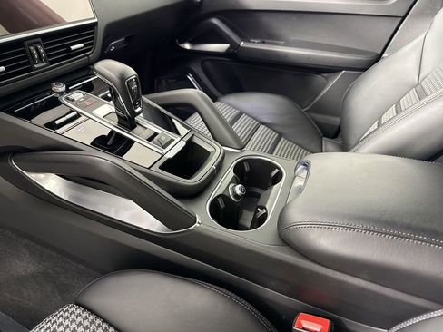 Certified 2023 Porsche Cayenne Turbo AWD/4WD image 32