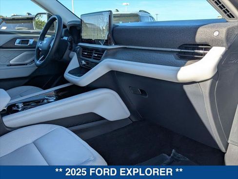 Used 2025 Ford Explorer Platinum w/ Ultimate Package image 24