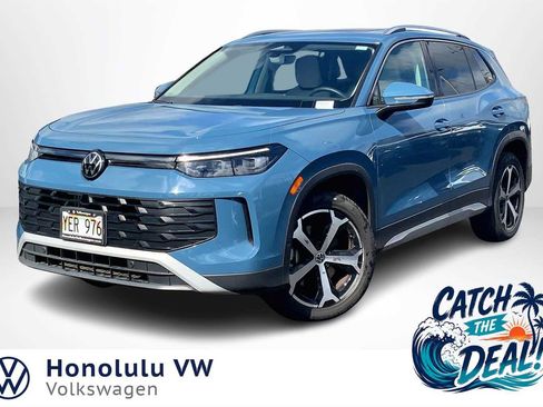 Certified 2025 Volkswagen Tiguan SE AWD/4WD image 1