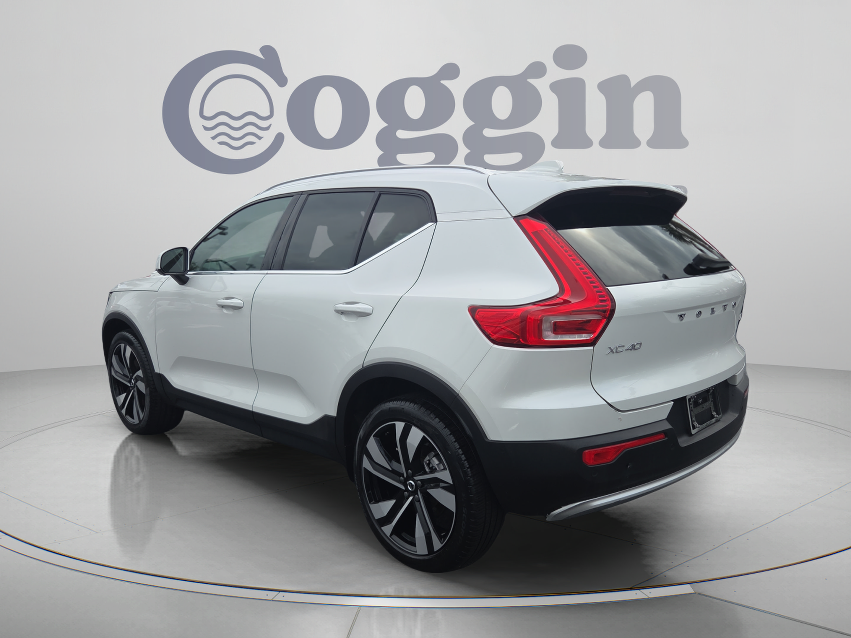 Used 2024 Volvo XC40 B5 Ultimate AWD/4WD image 3