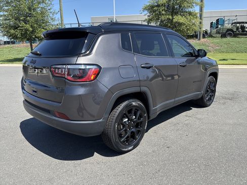 Used 2023 Jeep Compass Latitude w/ Sun and Sound Group AWD/4WD image 9