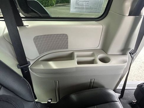 Used 2016 Chrysler Town & Country Touring FWD image 34