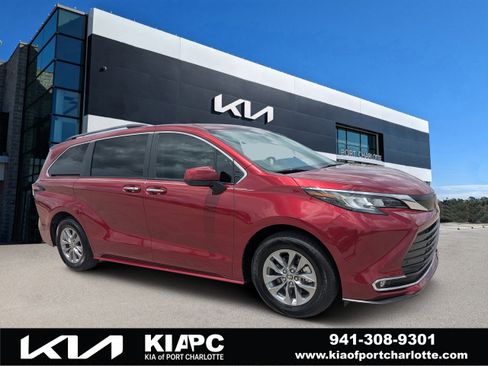 Used 2022 Toyota Sienna XLE FWD image 1