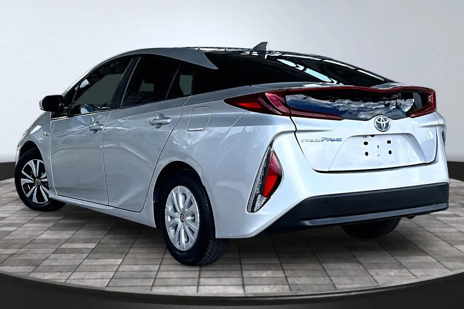 Used 2018 Toyota Prius Prime Premium FWD image 4
