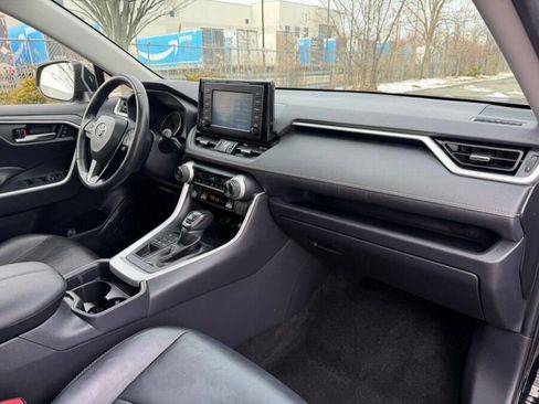 Used 2019 Toyota RAV4 XLE Premium image 28