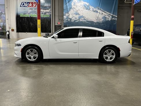 Used 2022 Dodge Charger SXT image 2