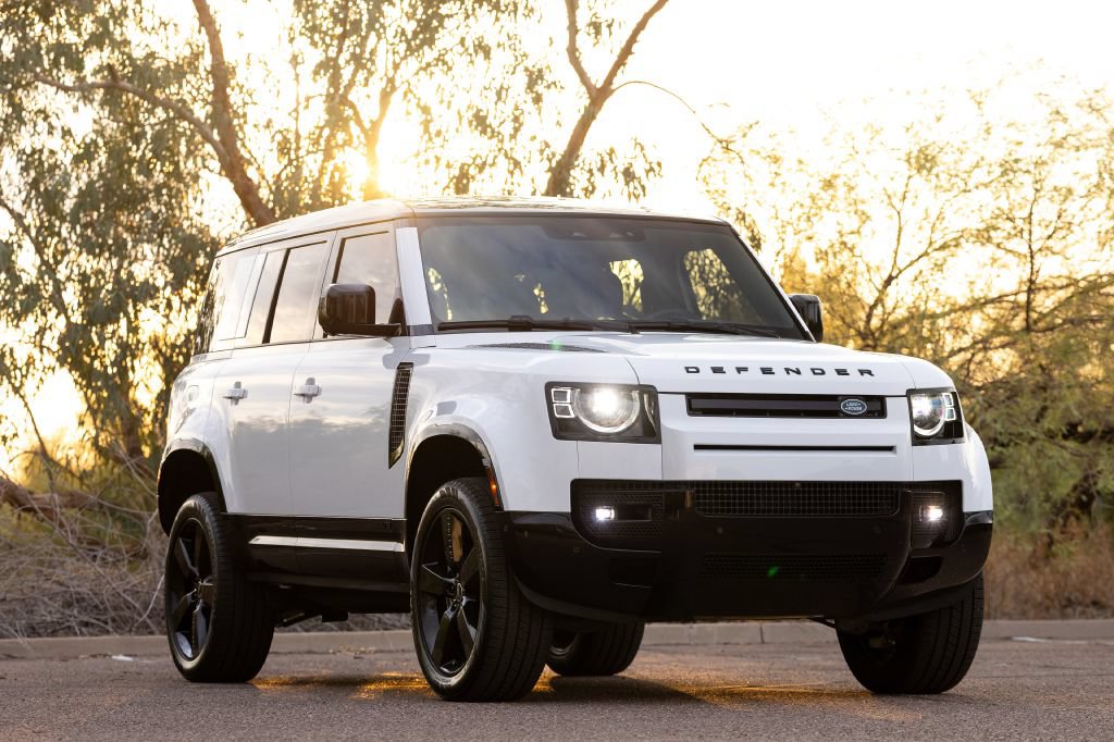 Used 2025 Land Rover Defender 110 V8 AWD/4WD image 17
