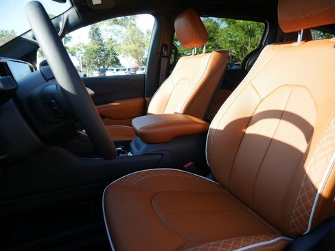New 2026 Chrysler Pacifica Pinnacle AWD/4WD image 9