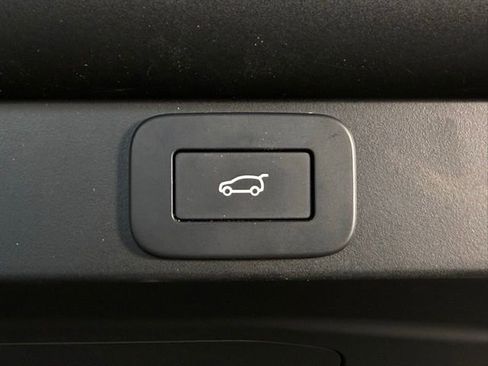 Certified 2025 Land Rover Range Rover SE image 17