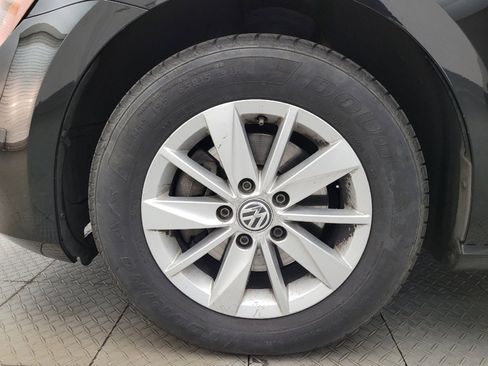 Used 2015 Volkswagen Golf S image 31