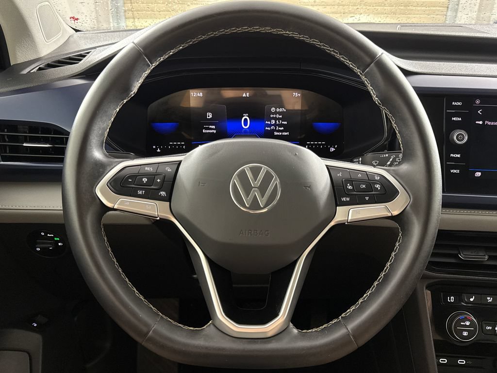 Used 2024 Volkswagen Taos SE w/ Panoramic Sunroof Package FWD image 14