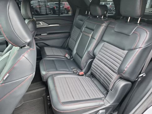 Used 2025 Ford Explorer ST-Line w/ ST-Line Street Pack image 8