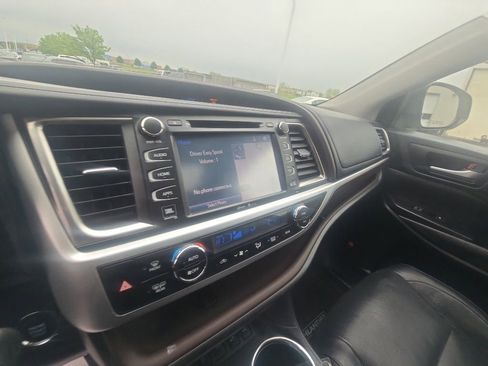 Used 2014 Toyota Highlander Limited AWD/4WD image 19