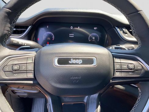 Certified 2025 Jeep Grand Cherokee Altitude AWD/4WD image 19