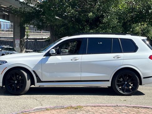 Used 2022 BMW X7 xDrive40i w/ M Sport Package AWD/4WD image 2