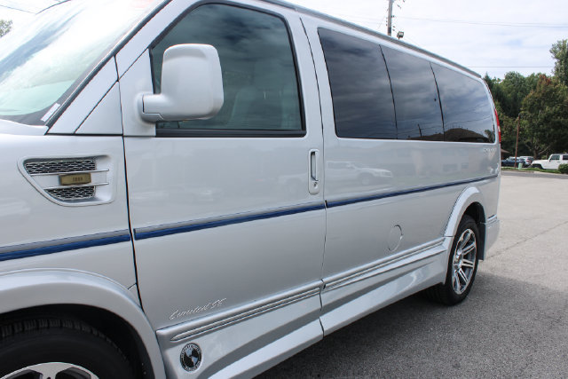 Used 2017 Chevrolet Express 2500 RWD image 37