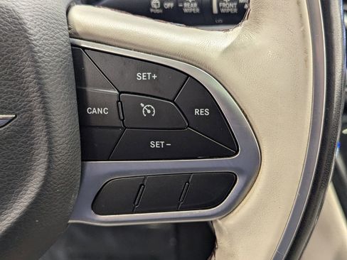 Used 2020 Chrysler Pacifica Limited image 24