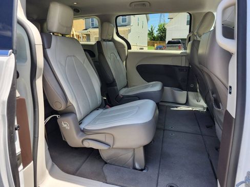 Used 2017 Chrysler Pacifica Touring-L FWD image 9