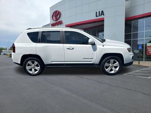 Used 2017 Jeep Compass Latitude AWD/4WD image 2