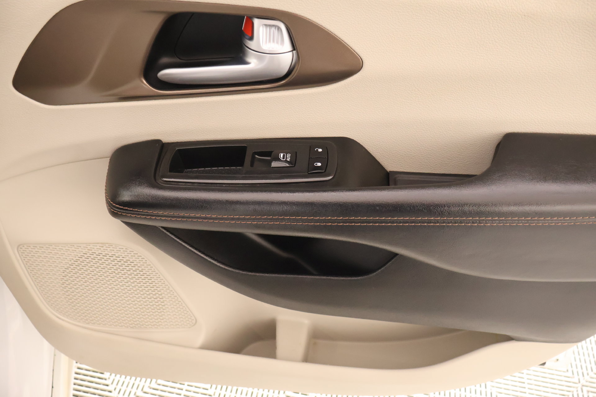 Used 2018 Chrysler Pacifica Touring Plus w/ Tire & Wheel Group FWD image 16