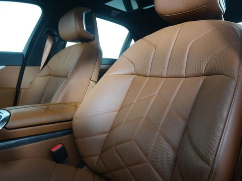 Used 2025 BMW i7 xDrive60 image 11